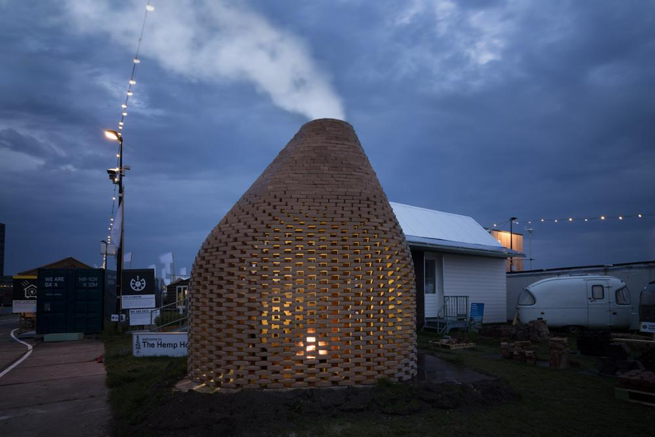 Estos genios del reciclaje convierten váteres y azulejos en ladrillos para casas ecológicas