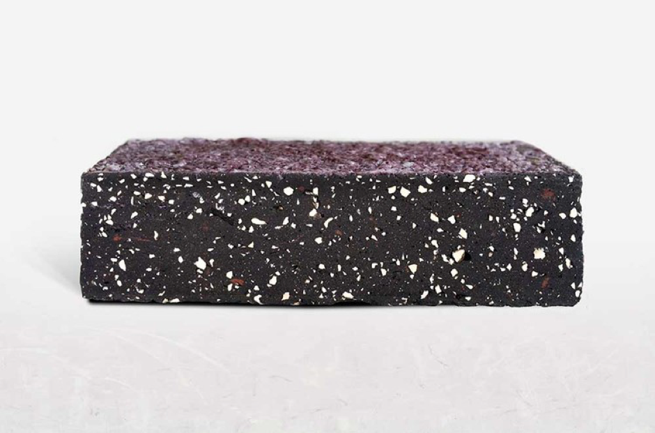 Estos genios del reciclaje convierten váteres y azulejos en ladrillos para casas ecológicas