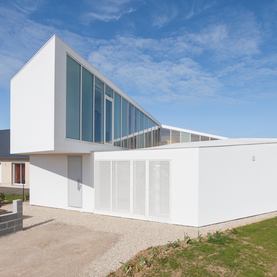 Una geométrica vivienda que protege un patio interior 10+1 insólitas ideas para proteger tu casa de los mirones