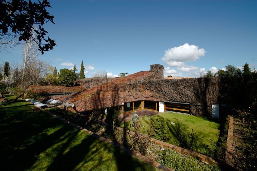 Vuelve al mercado una joya de la arquitectura: la Casa Huarte se rebaja a 4,5 millones