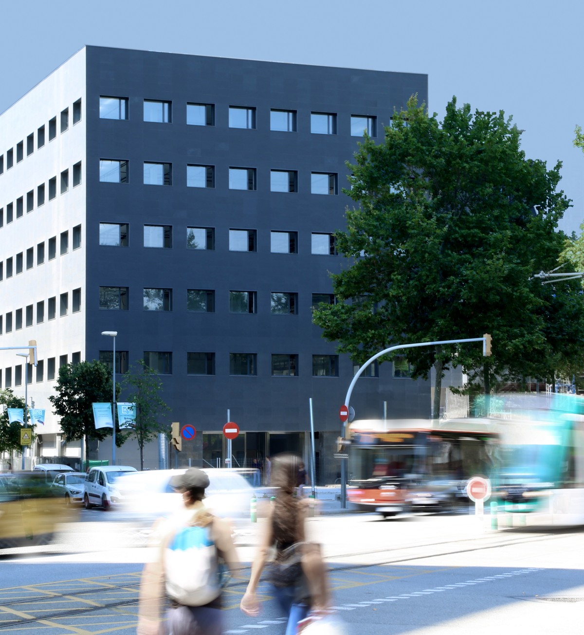 Santander vende un edificio de oficinas nuevo en Barcelona a un family office catalán