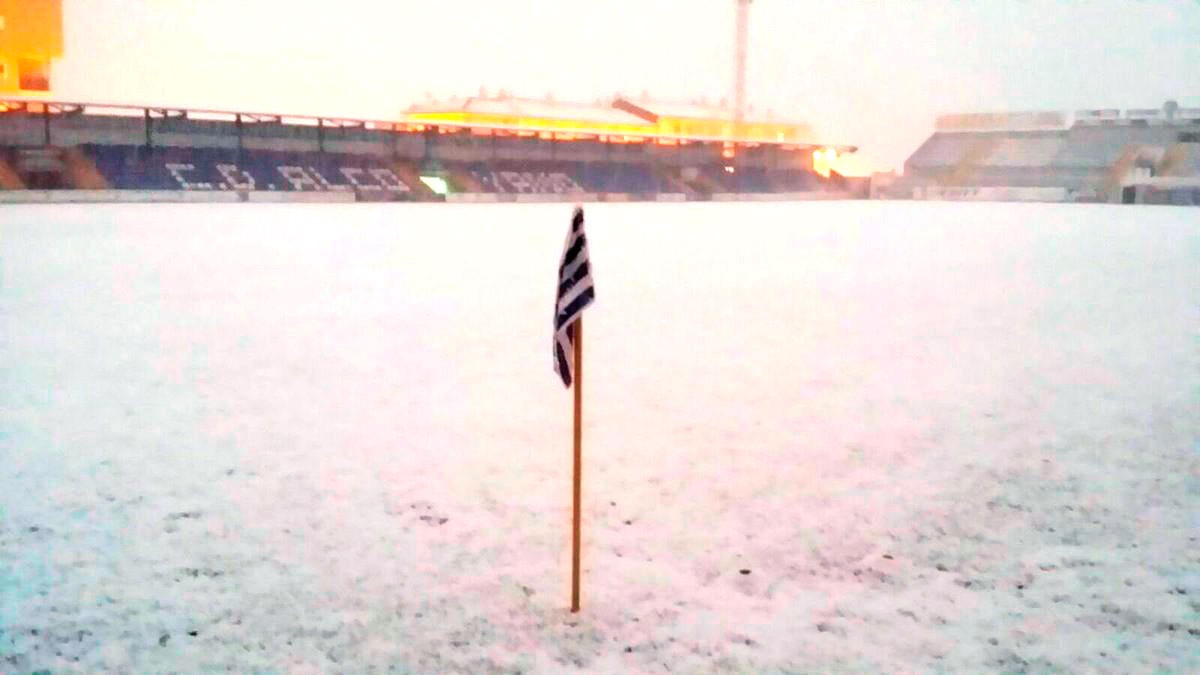 El árbol arrancado por el viento en Madrid y otras estampas de la ola de frío que te dejarán helado