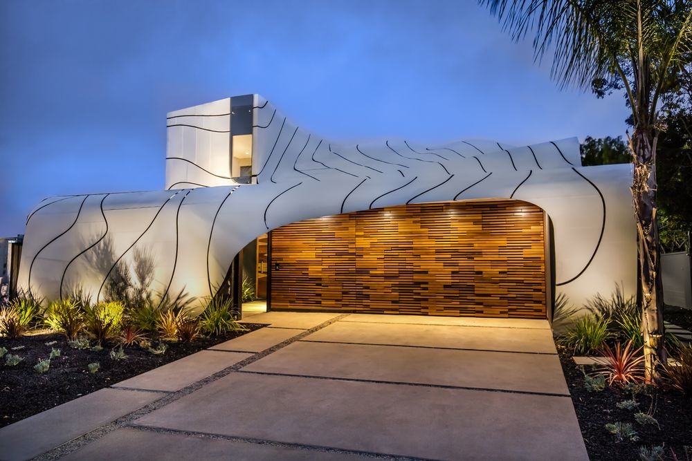 Como una ola: una casa que imita el vaivén de la marea en la playa de California