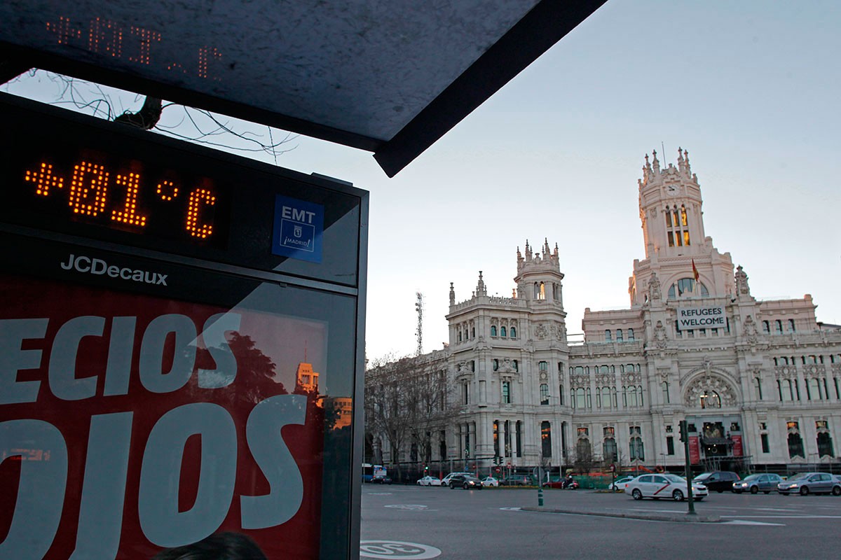 El árbol arrancado por el viento en Madrid y otras estampas de la ola de frío que te dejarán helado