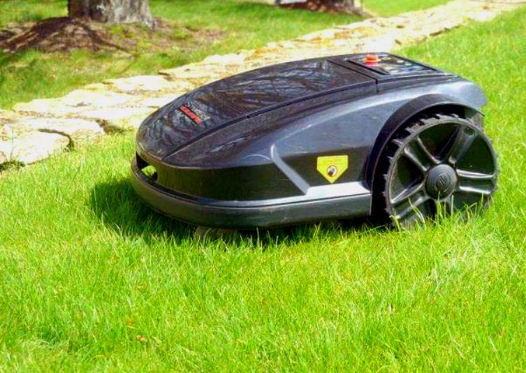 Un cortacésped que va a su aire Del limpiacristales al que te lleva la compra: 10 robots que pueden ayudarte con las cosas de casa