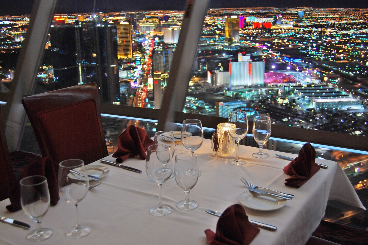 Jugando (y comiendo) en Las Vegas Restaurantes no aptos para cardíacos: cenar a más de 100 metros de altura