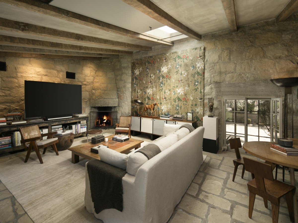 La vivienda principal cuenta con 975 m2 repartidos en dos niveles