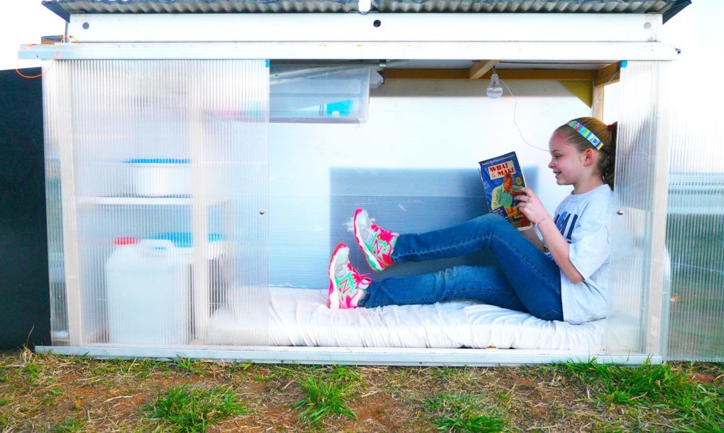 Una niña de 10 años construye una minicasa móvil y con energía solar por solo 10 dólares