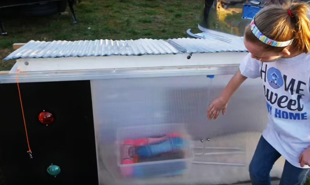 Una niña de 10 años construye una minicasa móvil y con energía solar por solo 10 dólares
