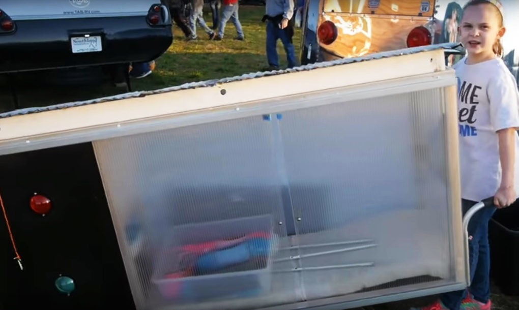 Una niña de 10 años construye una minicasa móvil y con energía solar por solo 10 dólares