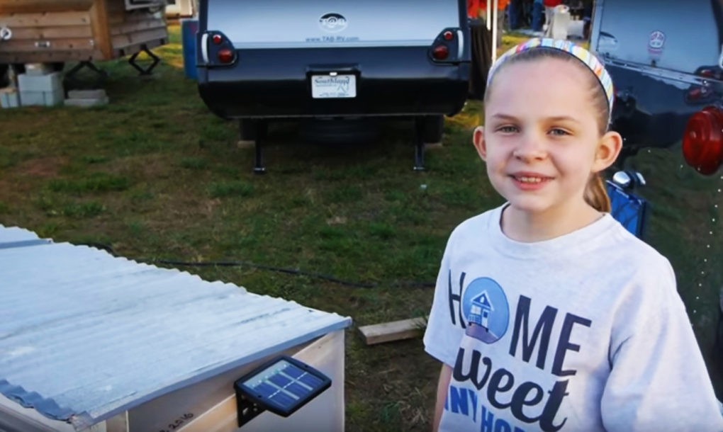 Una niña de 10 años construye una minicasa móvil y con energía solar por solo 10 dólares