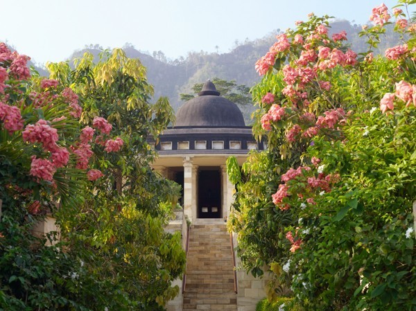 jiwo_exterior_rotunda