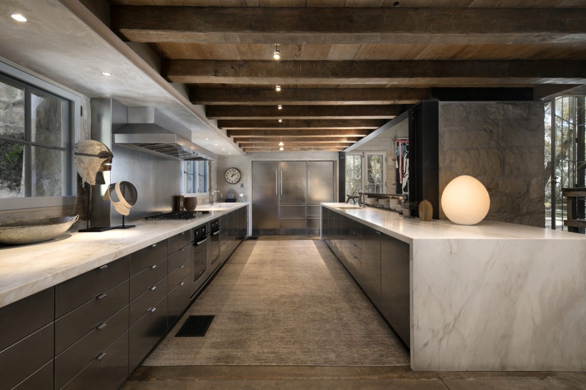 Los tonos marrones predominan en la villa