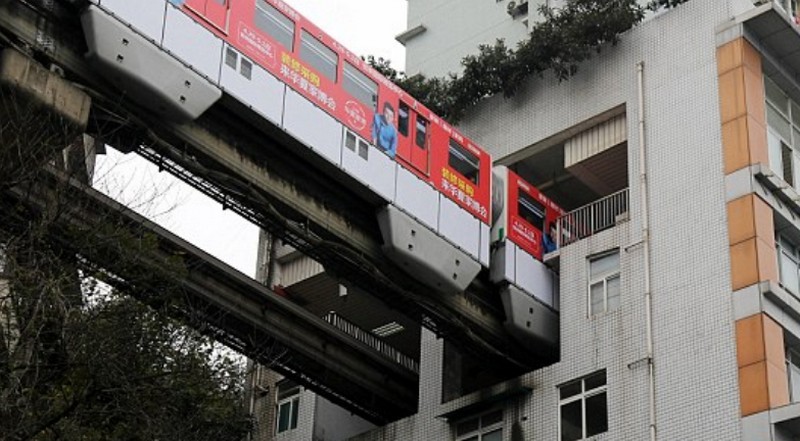 El tren, en la puerta de casa: el metro de la ciudad china de Chongqing atraviesa un bloque de pisos