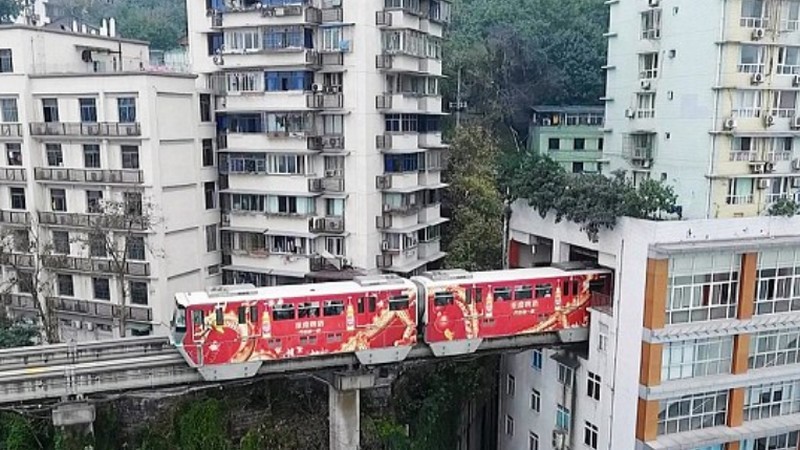 El tren, en la puerta de casa: el metro de la ciudad china de Chongqing atraviesa un bloque de pisos