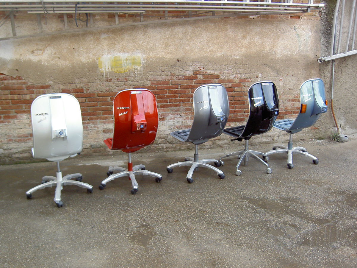 Cedés, disquetes y cintas de vídeo: cómo fabricar muebles a partir de tecnología obsoleta