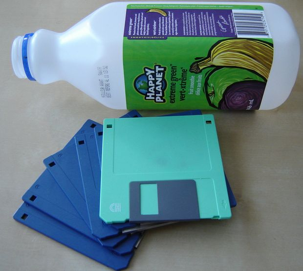 Cedés, disquetes y cintas de vídeo: cómo fabricar muebles a partir de tecnología obsoleta
