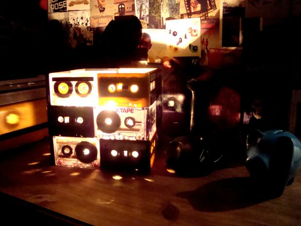 Cedés, disquetes y cintas de vídeo: cómo fabricar muebles a partir de tecnología obsoleta
