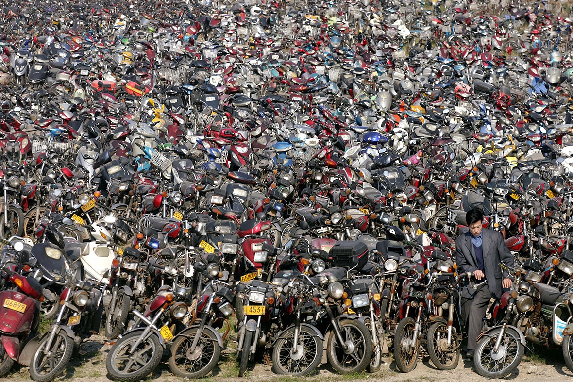 Desguace de motos en Shenzhen (China). IBTimes