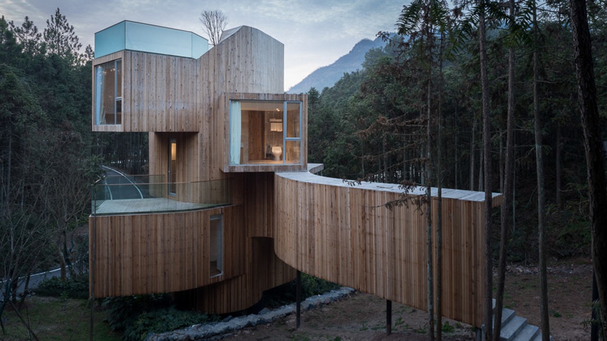 Hoteles con encanto: una moderna casa árbol en los bosques chinos