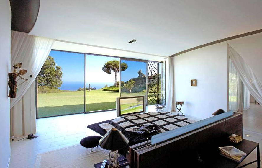 Sale a la venta La Nao, la singular casa barco del arquitecto Erik Morvan