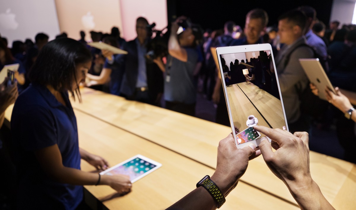 wwdc_sj_keynote_hoa_crowd_ipads