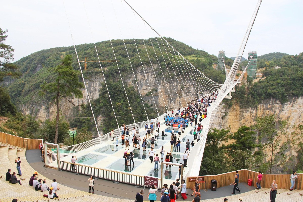 Un paseo por el vacío: 10 suelos de cristal en las alturas que dan mucho miedo