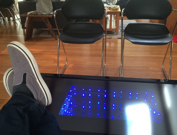 Una mesa futurista, un mueble bar o una lámpara: 10 formas de reciclar tu viejo televisor