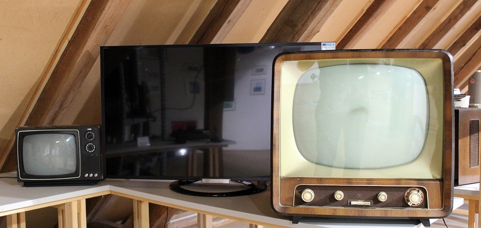 Una mesa futurista, un mueble bar o una lámpara: 10 formas de reciclar tu viejo televisor