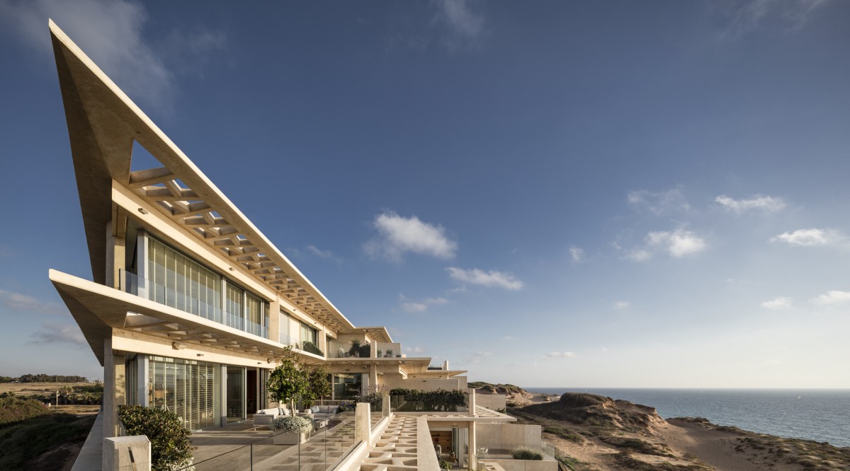 Casas de ensueño: una espectacular villa de hormigón blanco a juego con las dunas de Israel