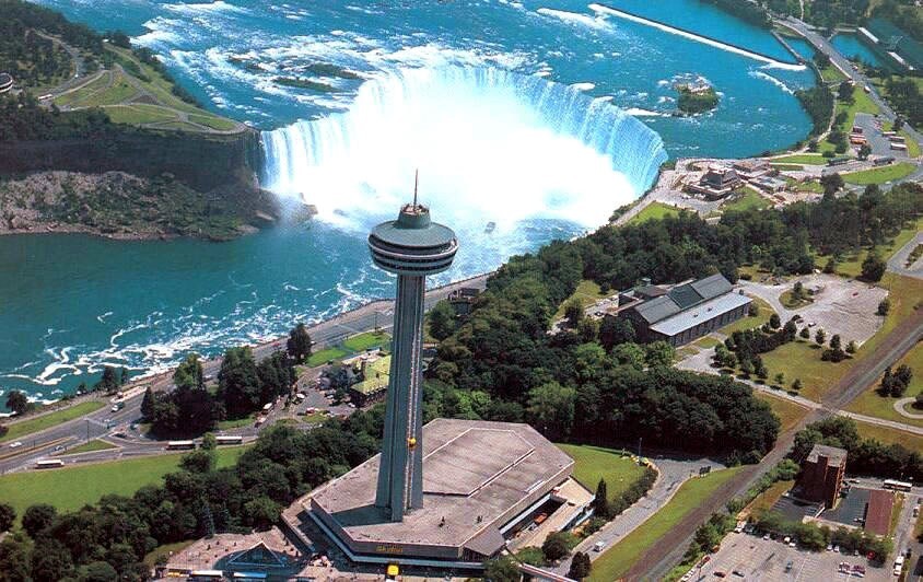 Mirando las cataratas del Niágara cataratas-niagara