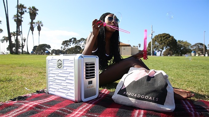 Llega el primer aire acondicionado portátil con energía solar para combatir el calor en la calle
