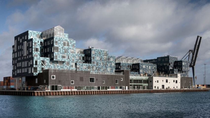 12.000 paneles solares rodean este colegio en Dinamarca y producen el 50% de la energía 