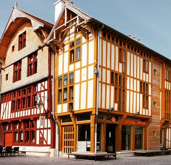 De minicasas a imponentes chalets: las sorprendentes viviendas construidas con cannabis