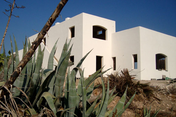 De minicasas a imponentes chalets: las sorprendentes viviendas construidas con cannabis