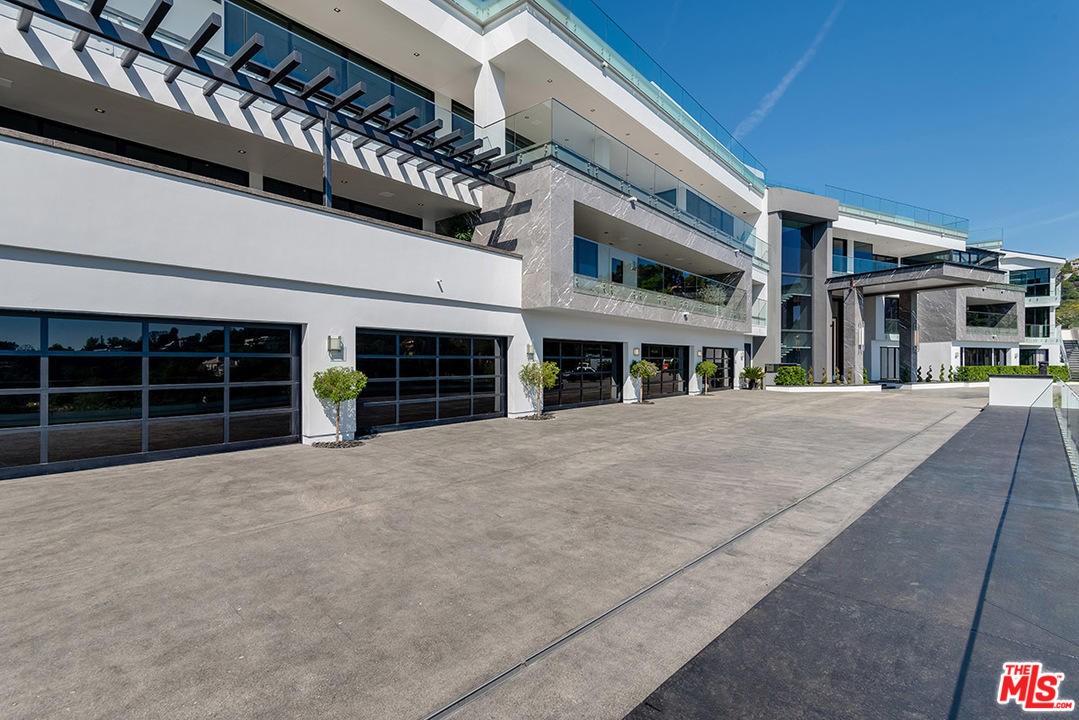 Bel-Air, Los Ángeles. 20,9 millones dólares (17,5 millones euros). 2.879 m2 super-modern_mansion_in_los_angeles