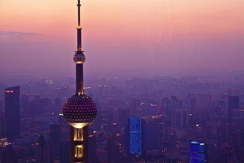 Una bola giratoria a más de 260 metros de altura torre-perla-oriental
