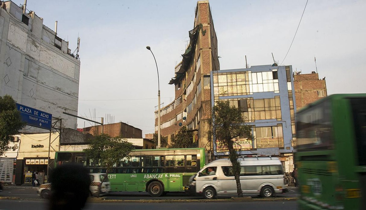 Siete plantas y 1,2 metros de ancho: el edificio ilegal de Lima que es un peligro mortal