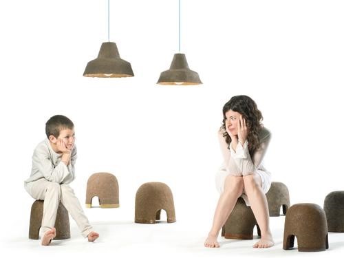 Este mueble es una caca: lámparas y taburetes reciclados a partir de estiércol de vaca