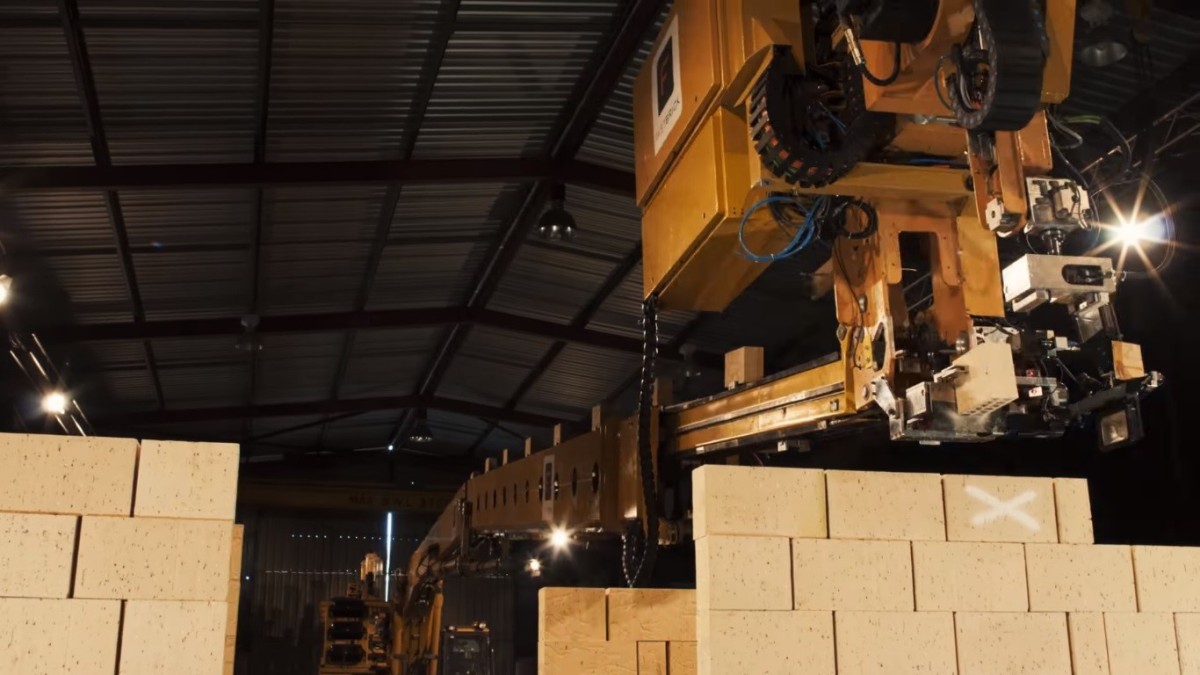 Robots y humanos con exoesqueletos, los albañiles que construirán las casas del futuro