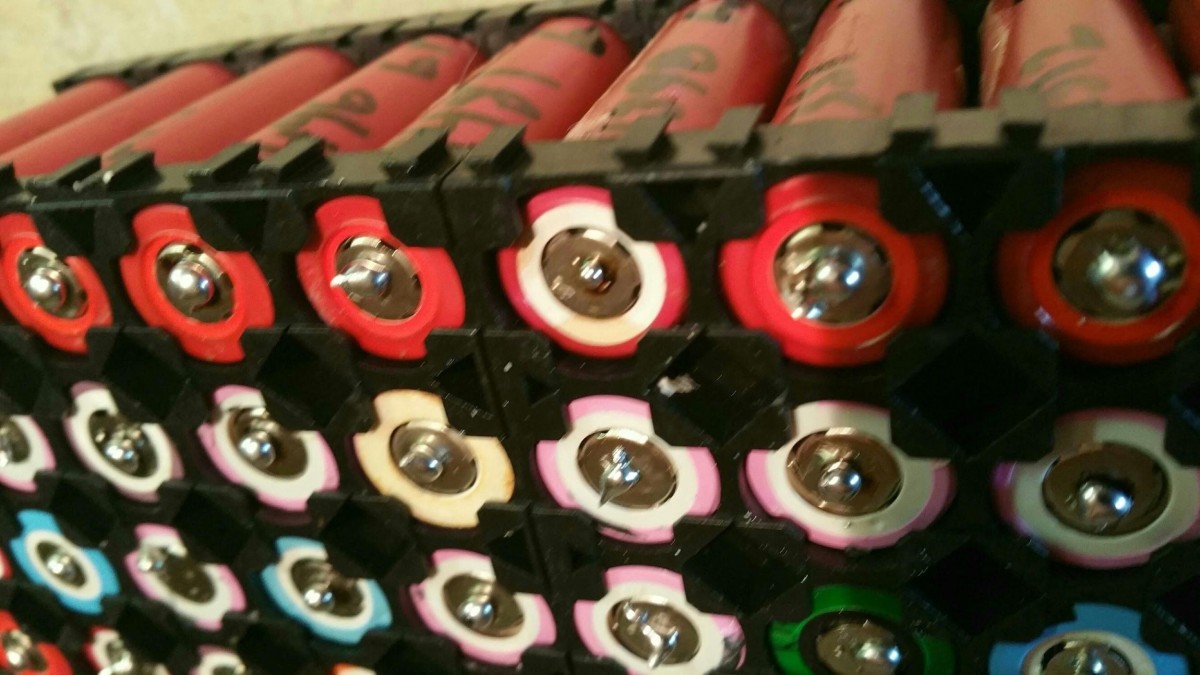 Al estilo Tesla: así se genera la energía de toda una casa reciclando baterías de portátiles 