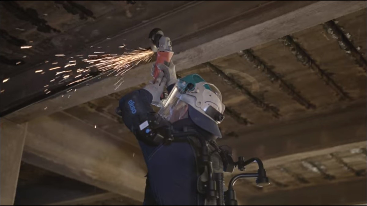 Robots y humanos con exoesqueletos, los albañiles que construirán las casas del futuro