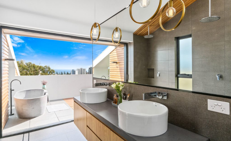 Te puedes bañar dentro o fuera