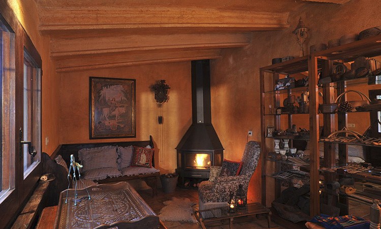 La casa está bajo bóvedas características de l'Empordà