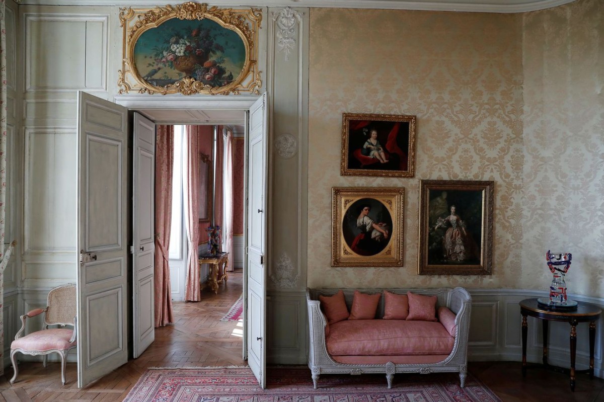 Los retratos de Madame de Pompadour pueblan la casa