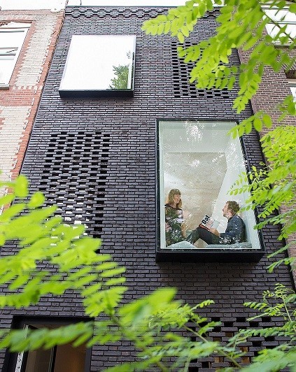 Así son las casas ultradelgadas que ocupan el mismo espacio que tu coche