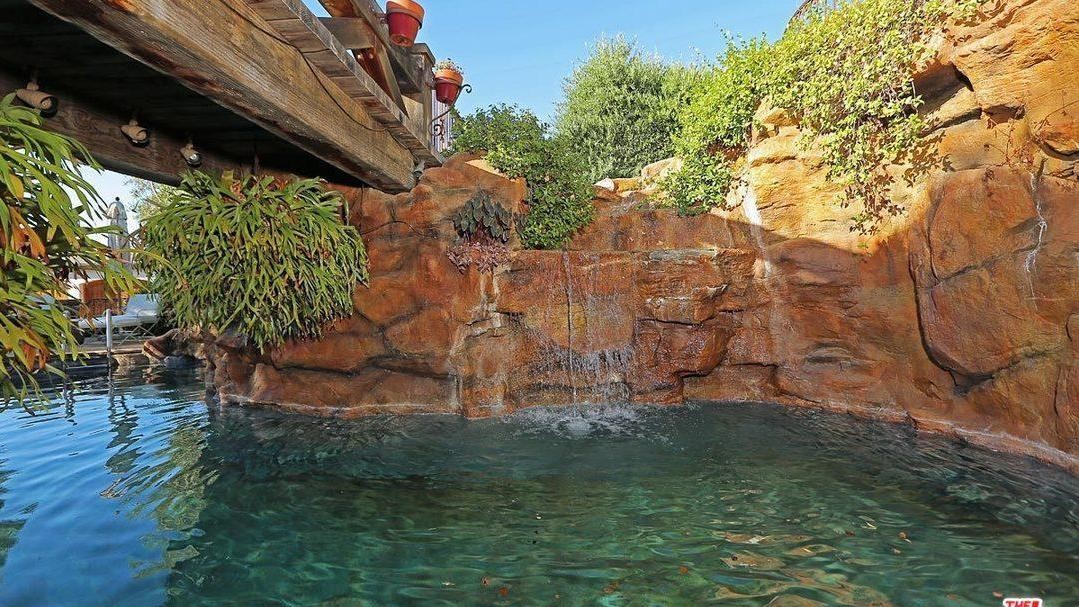 La piscina incluye un puente