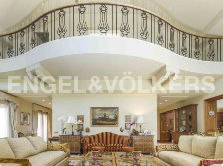 Un gran salón abierto de dos alturas