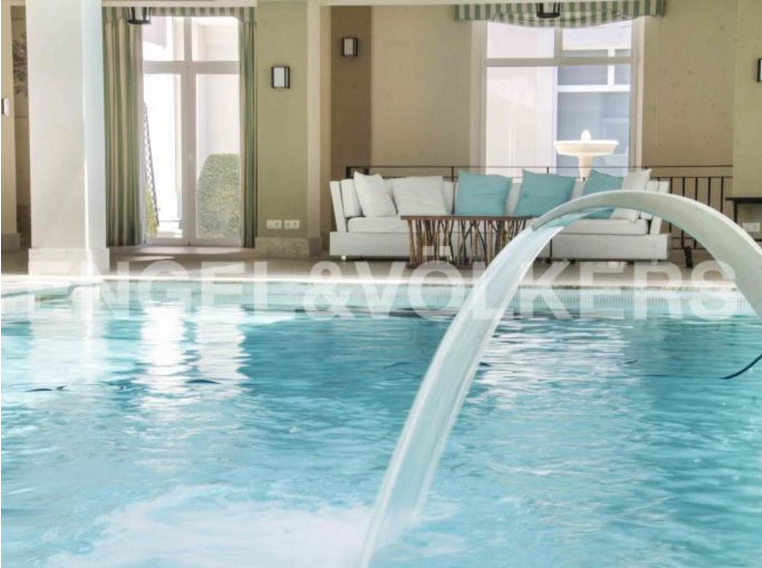 Piscina interior climatizada
