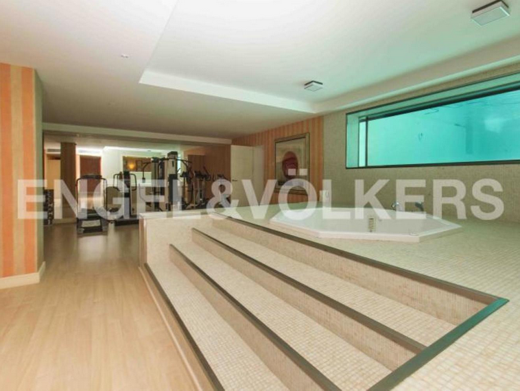 Gimnasio con jacuzzi y vistas a la piscina